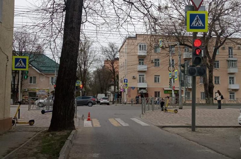 В Ставрополе подростка на самокате сбили на пешеходном переходе
Вчера вечером на улице Социалистической автомобиль сбил 17-летнего самокатчика, пересекавшего дорогу на красный сигнал светофора | Сетка — социальная сеть от hh.ru