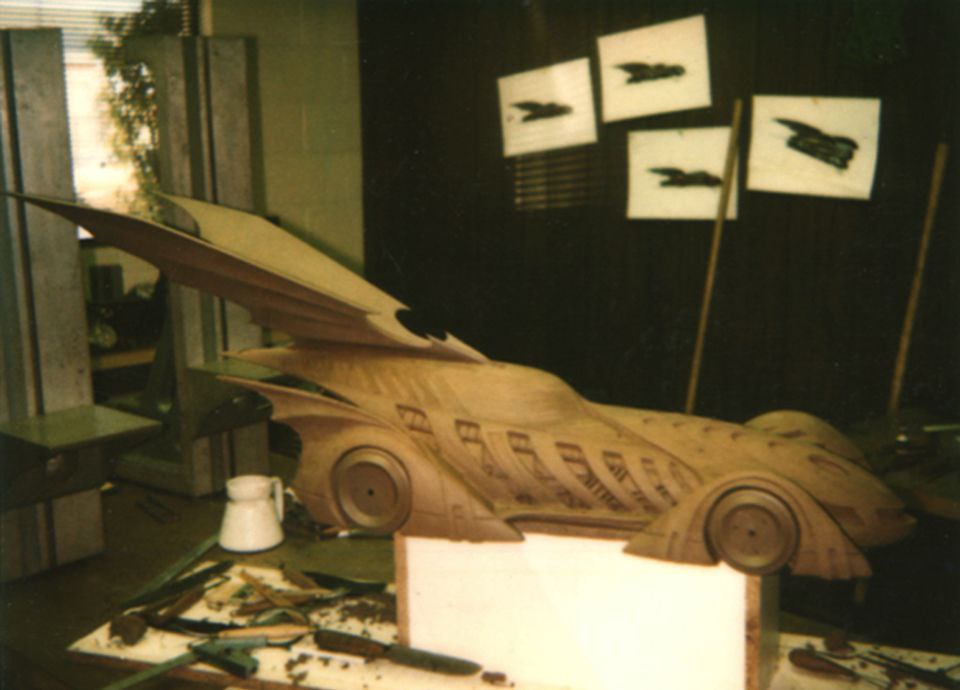 Бэтмобиль, как мне кажется, воплощает самые смелые фантазии дизайнера, и можно сделать немало вариантов - от совсем арт-деко до чего-то высокотехнологичного 
Бэтмобиль 1995ого придумал Тим Флаттери — ... | Сетка — социальная сеть от hh.ru