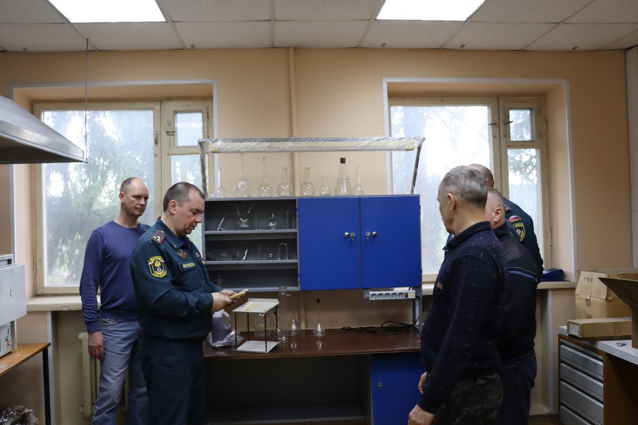 Начальник института д.т.н., профессор Андрей Сивенков проинспектировал готовность новой химической лаборатории ФГБУ ВНИИПО МЧС России к работе | Сетка — социальная сеть от hh.ru