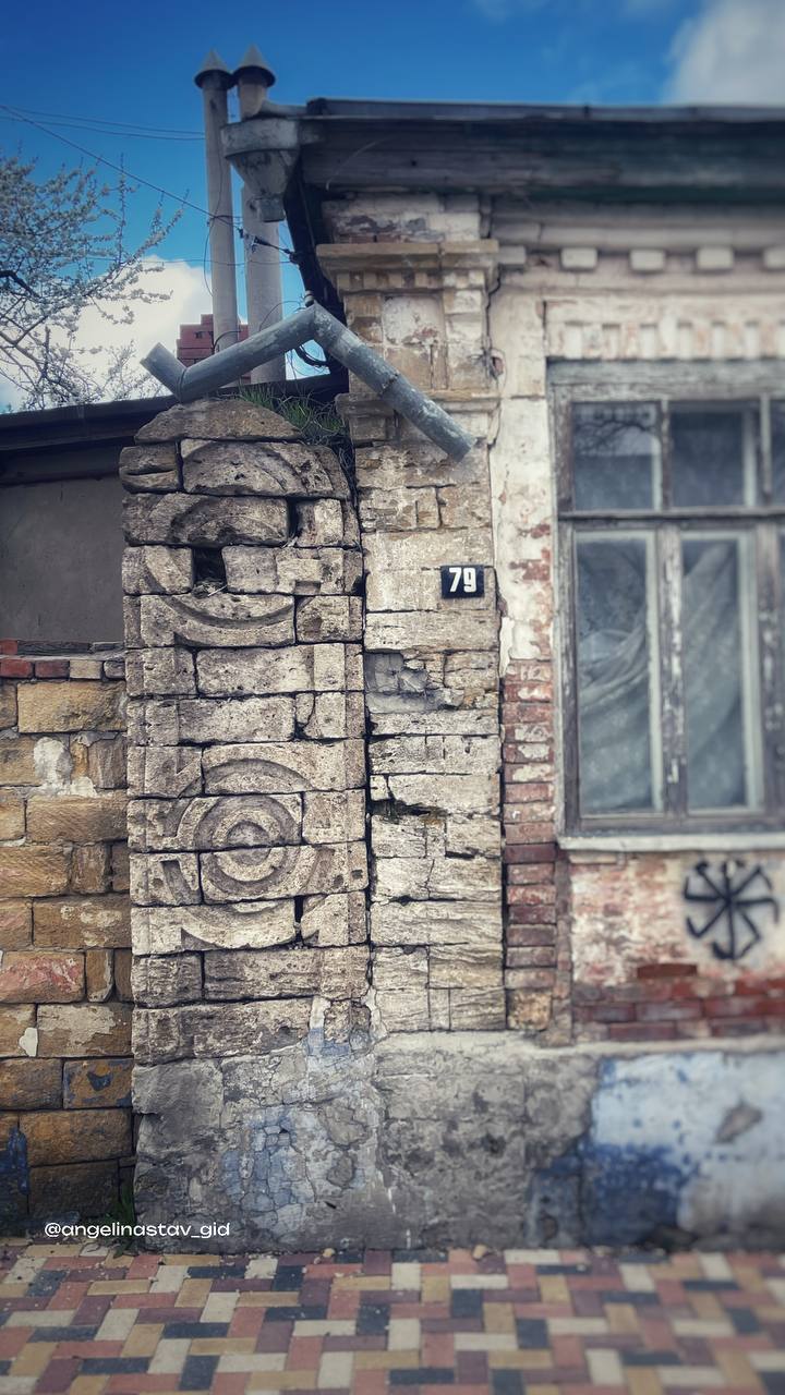 Непарадный апрельский Ставрополь
📸 @angelinastavgid | Сетка — социальная сеть от hh.ru