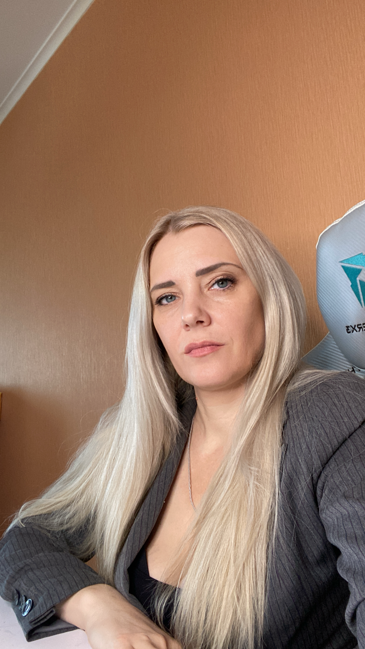 Удалёнка: рай или квест на выживание?
Работа из дома звучит как мечта: лежишь на диване, попиваешь кофе, работаешь в пижаме. Но не всё так однозначно. Разбираемся, что по кайфу, а что — не очень | Сетка — социальная сеть от hh.ru