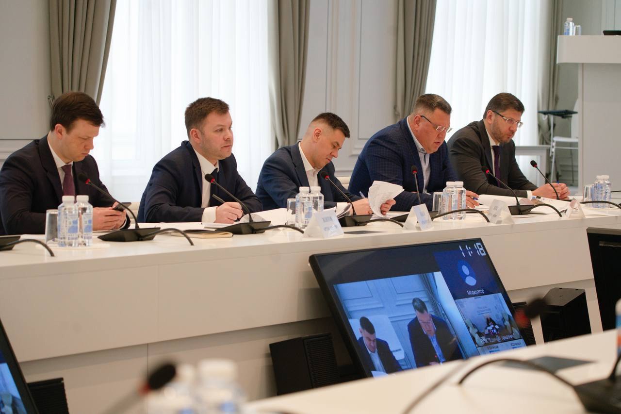 Глава Минстроя России Ирек Файзуллин провел совещание по вопросам взаимодействия с Республикой Узбекистан
В ходе совещания рассмотрели вопросы обмена опытом в части проектирования и строительства объе... | Сетка — социальная сеть от hh.ru