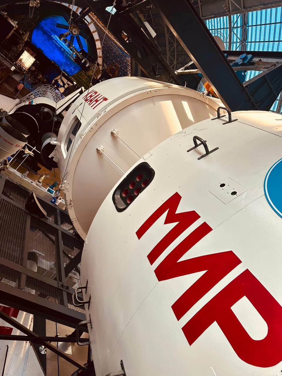 🛰Бесплатно посетить центр «Космонавтика и авиация» могут Юрии и Валентины12 апреля
А для всех желающих бесплатный вход будет в интерактивный музейный комплекс «Буран», где можно познакомиться с истори... | Сетка — социальная сеть от hh.ru