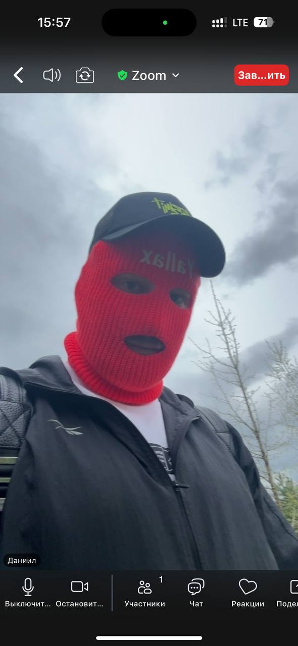 Ты залетаешь в зум, а там какой-то чел в оранжевой маске начинает лечить тебе за ИИ и стартапы! 
Твои действия? 
👌🏻- Просто испугаться и вырубить зум. 
😁- Вырубить зум и просто пойти есть шаурму. | Сетка — социальная сеть от hh.ru