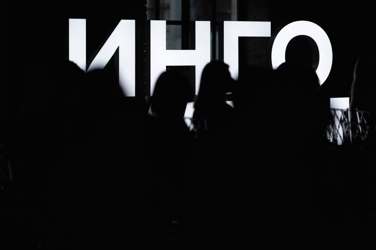перед нами стояло несколько стратегических задач:
1. в экстремально сжатые сроки пересобрать и презентовать новый KV проекта;
2 | Сетка — социальная сеть от hh.ru