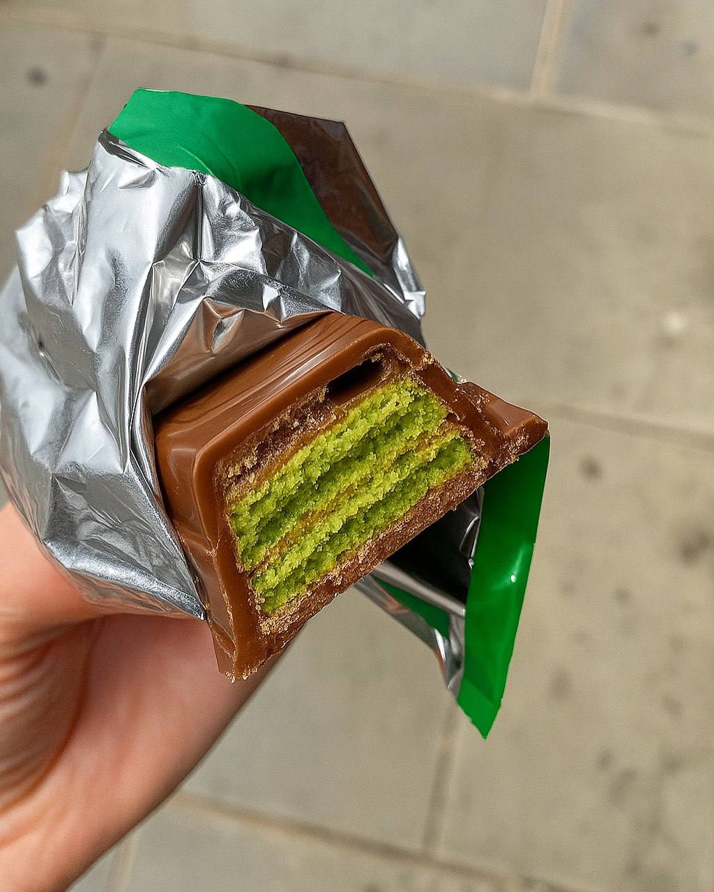 Аааа, британцы показали KitKat «Дубайский шоколад». По задумке, это стандартный шоколадный батончик с вафлей и фисташковой начинкой. Выглядит аппетитно, выпускайте 🥰 | Сетка — социальная сеть от hh.ru