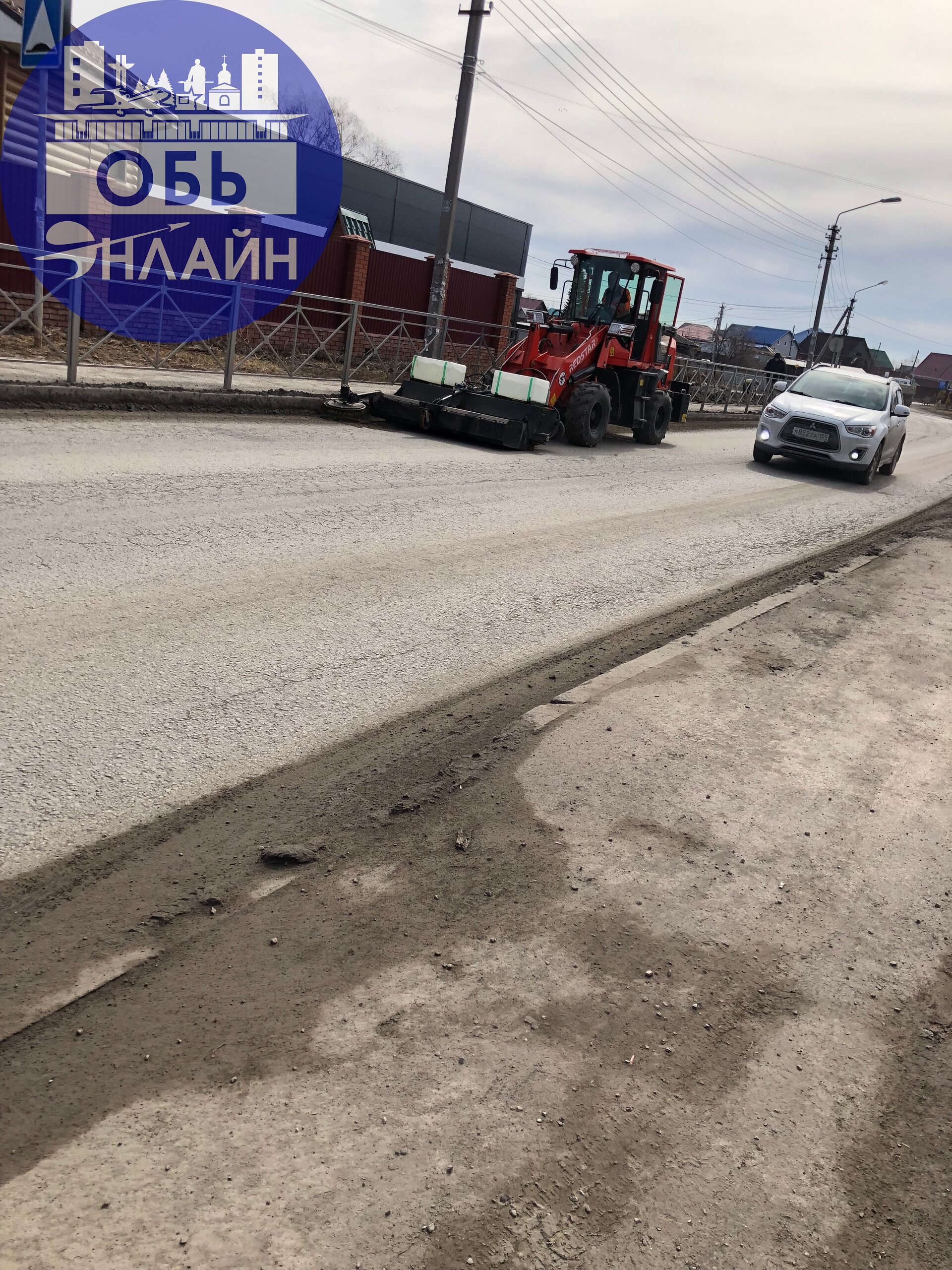 ↗ Чистят с какой-то жидкостью переулок Планировочный. Уже хорошо, что так делают! Прям радует!
Техника едет, а рядом идет человек и контролирует.
vk.com
Подробнее на https://vk.com/ob | Сетка — социальная сеть от hh.ru