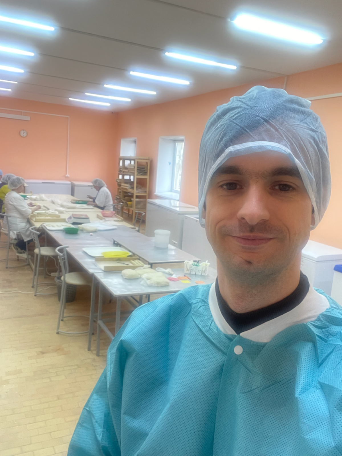 Когда работаешь с реальным бизнесом — важно видеть и чувствовать продукт не только "на бумаге". Кадры с небольшой экскурсии, где рождается продукт одного из моих клиентов | Сетка — социальная сеть от hh.ru