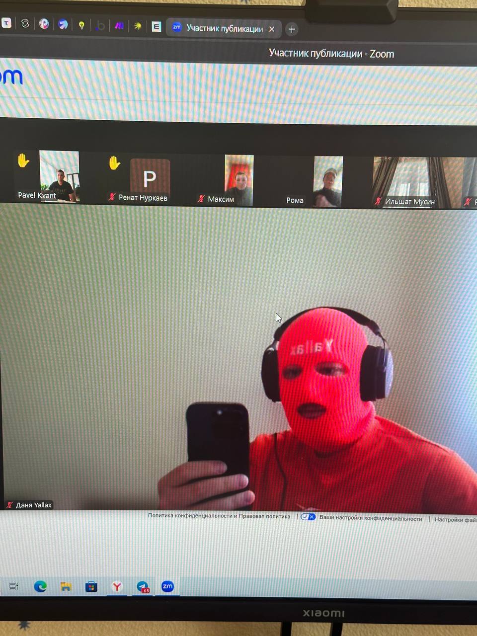 Проводили сегодня днем кстати еженедельный интеграторский созвон. 
Разбирали продажи/маркетинг/функционалы всяки разные. 
В маске ппц жарища, но марку держать надо было, шобы фотку сделать🙂 | Сетка — социальная сеть от hh.ru