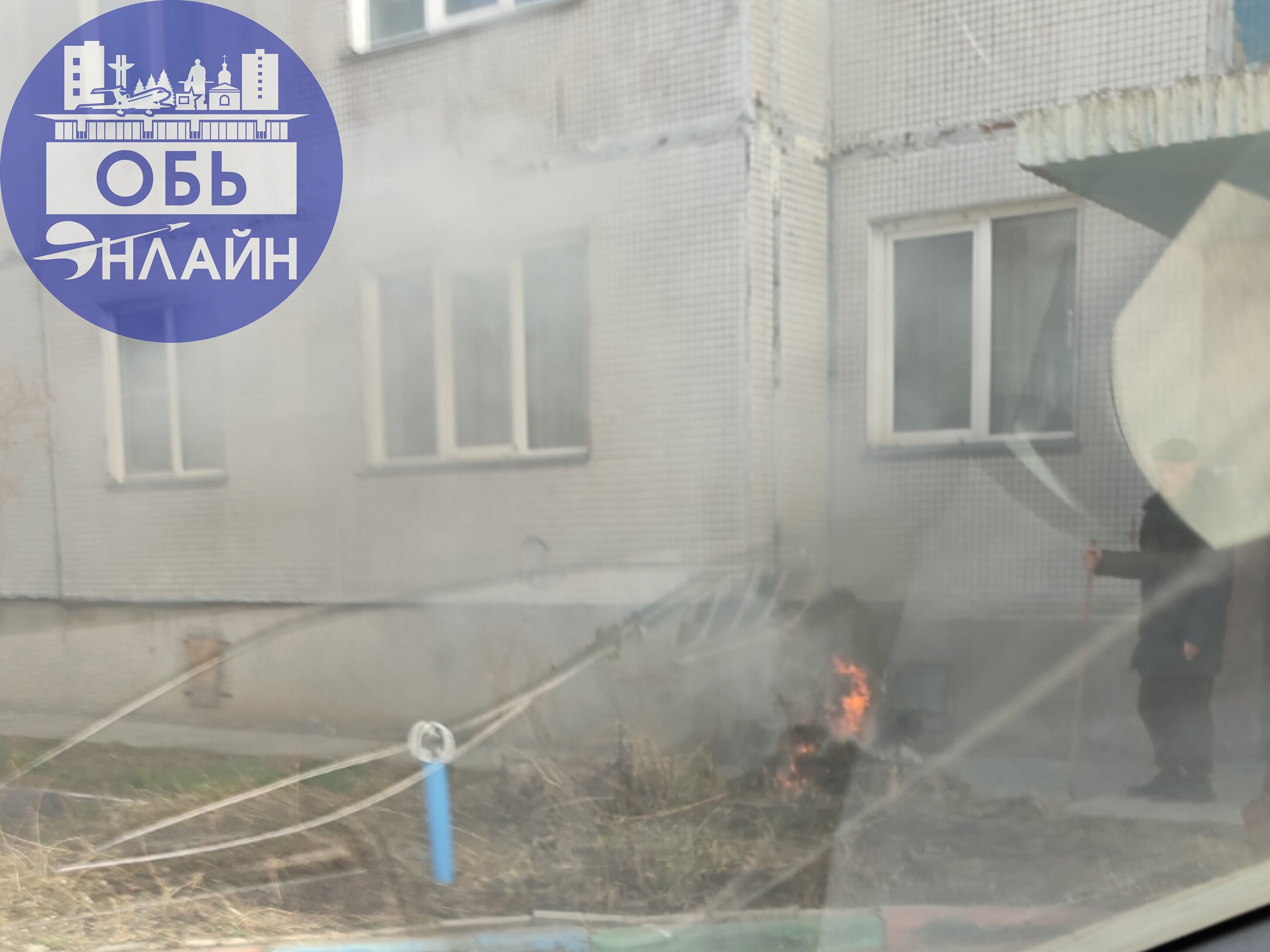 ↗ Житель дома №124 решил не дожидаться общегородского субботника и убрать территорию перед подъездом таким оригинальным способом - поджечь листву прямо под окнами подъезда!
Теперь весь дом не может от... | Сетка — социальная сеть от hh.ru