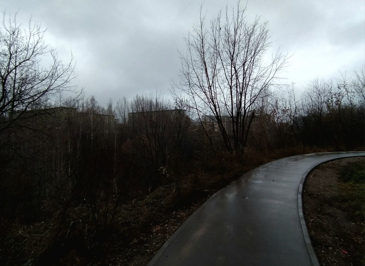 Нашла старые осенние фотографии. Очень тогда понравилась атмосфера, будто это какая-то пристань с мини маяком или таинственный сказочный дом.
В общем, что-то такое сумрачное и немного нереальное | Сетка — социальная сеть от hh.ru