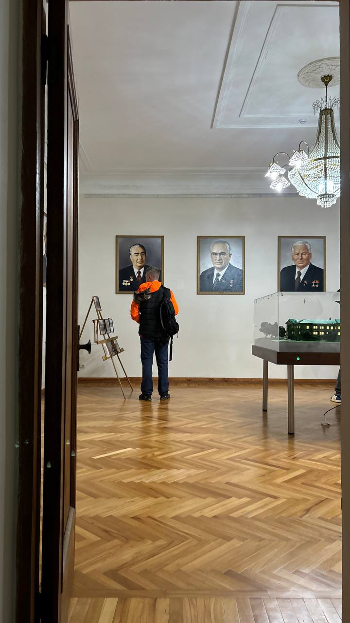 Передаю в штаб: ливень, из-под воды снимать не просто и очень холодно.
Греемся в даче Сталина. | Сетка — социальная сеть от hh.ru