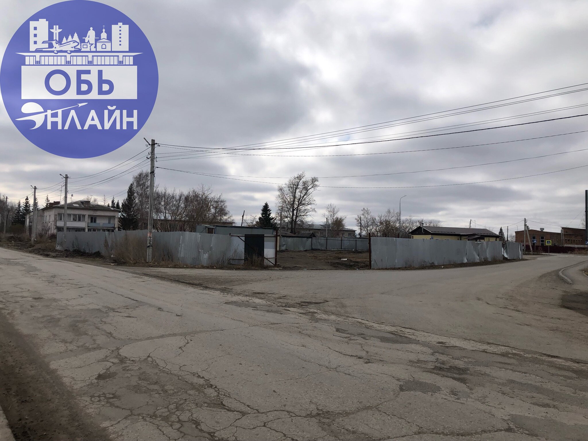↗ Уже больше года в селе Красноглинное, рядом с ФАП, пустырь обнесен забором, который при порывах ветра ходит туда-сюда и легко может оторваться.
Судя по слухам - строят магазин | Сетка — социальная сеть от hh.ru