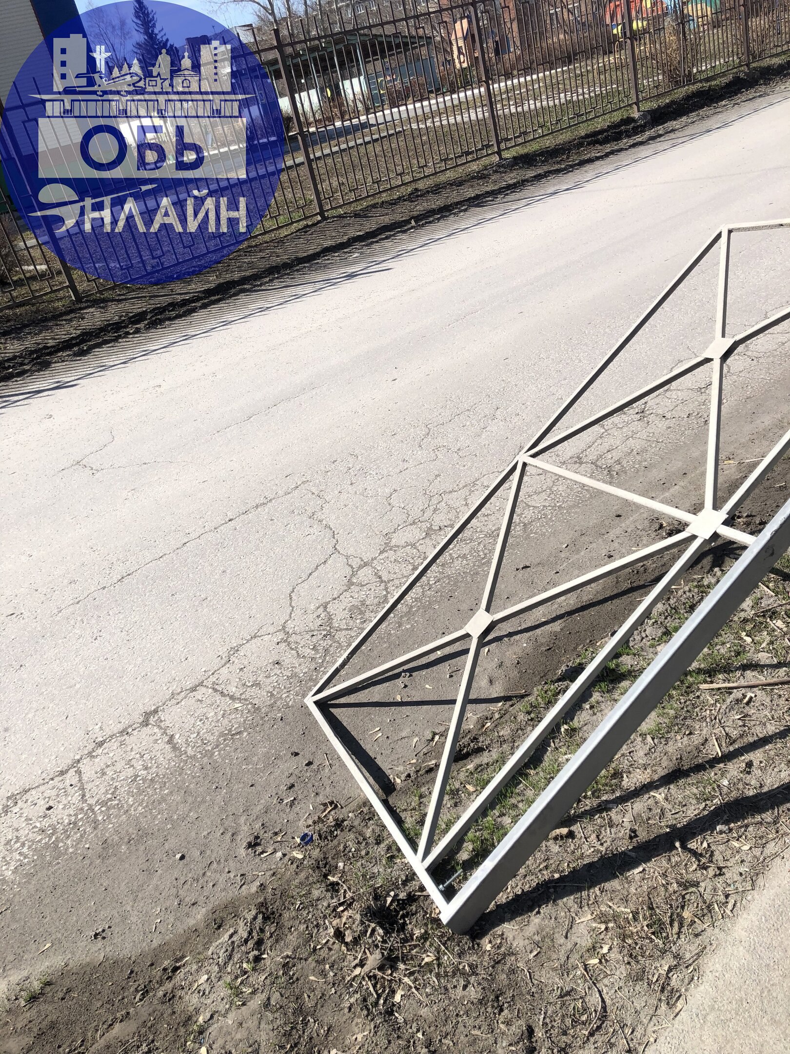 ↗ Будьте внимательны!
Буквально сегодня, в 11 часов, перед детским садиком «Тополек» ели как разъехались во встречных направлениях два автомобиля. Причина всему - такое ограждение тротуаров…
vk | Сетка — социальная сеть от hh.ru