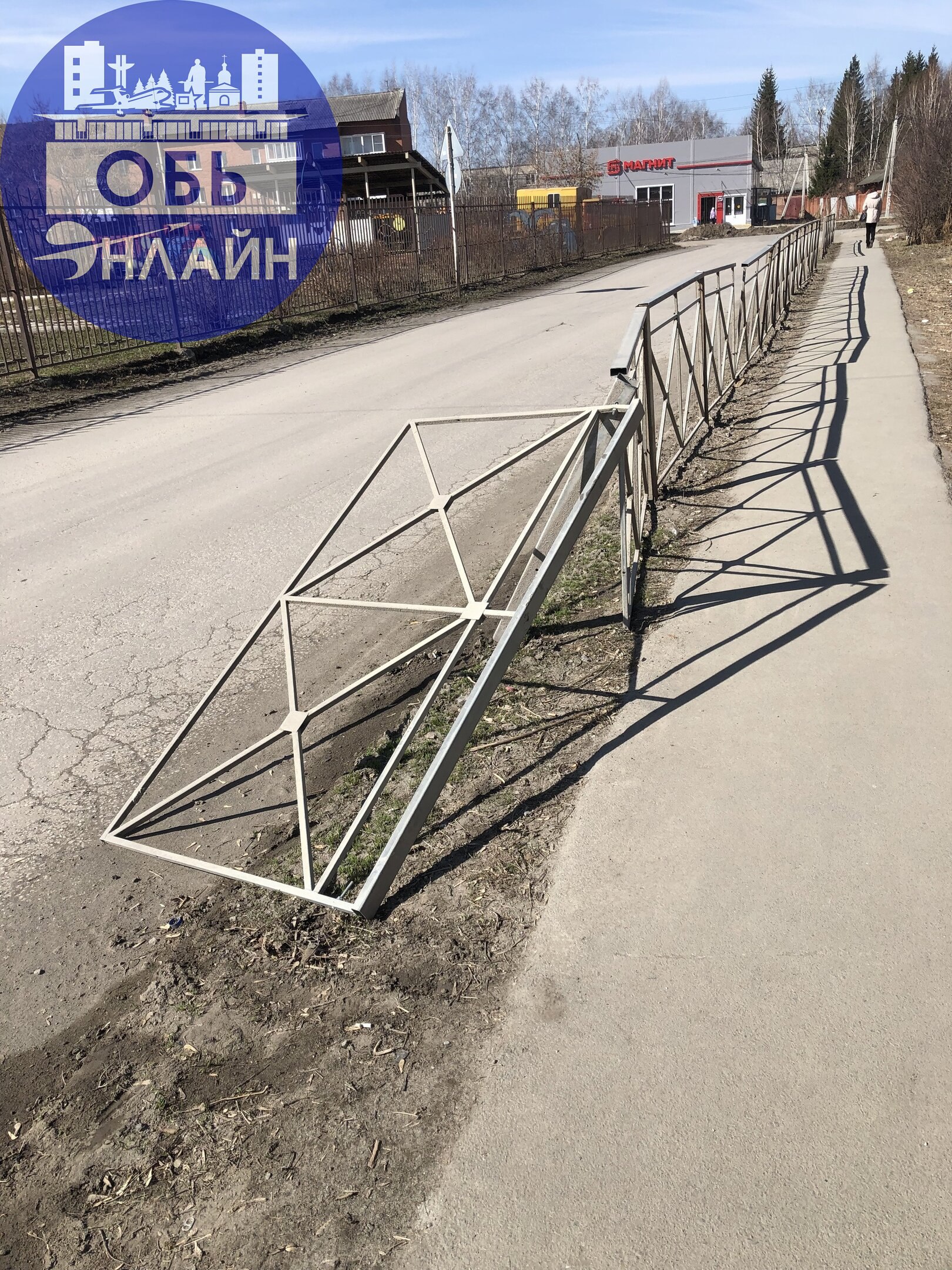 ↗ Будьте внимательны!
Буквально сегодня, в 11 часов, перед детским садиком «Тополек» ели как разъехались во встречных направлениях два автомобиля. Причина всему - такое ограждение тротуаров…
vk | Сетка — социальная сеть от hh.ru