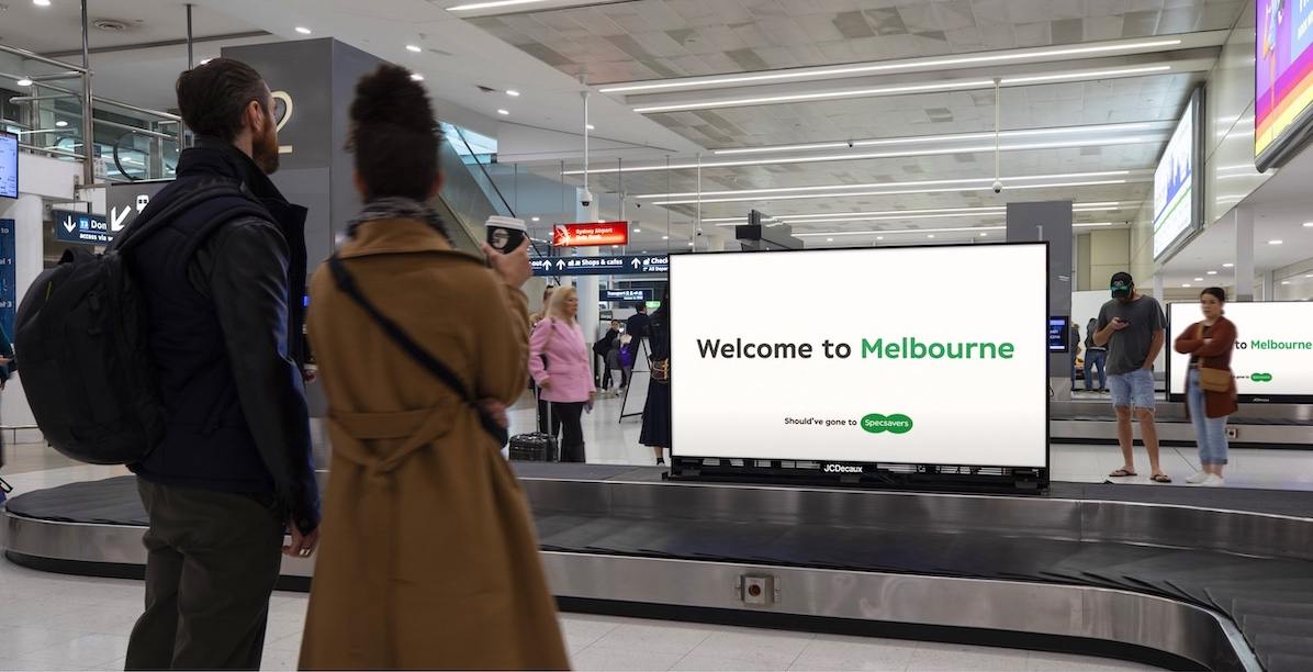 На глаза попался забавный креатив от Specsavers. Маркетинговая команда этой сети по продаже оптики — настоящие тролли. Например, в аэропорту Сиднея они разместили надпись «Добро пожаловать в Мельбурн» | Сетка — социальная сеть от hh.ru