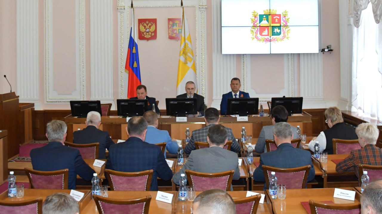 ✍🏻Дума Ставрополя сократила срок своих полномочий
Решение приняли единогласно на сегодняшнем заседании. Инициативу внесли сами депутаты. Текущий состав Думы будет работать до 30 июня 2025 года | Сетка — социальная сеть от hh.ru