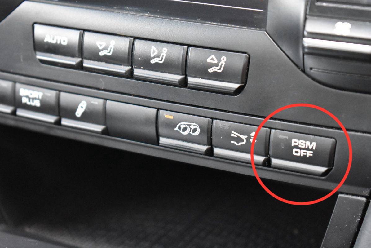 PLEASE SAVE ME!
Все любители Porsche хорошо знают кнопку «Please Save Me». Так называют кнопку «PSM», которая на самом деле расшифровывается как «Porsche Stability Management» | Сетка — социальная сеть от hh.ru