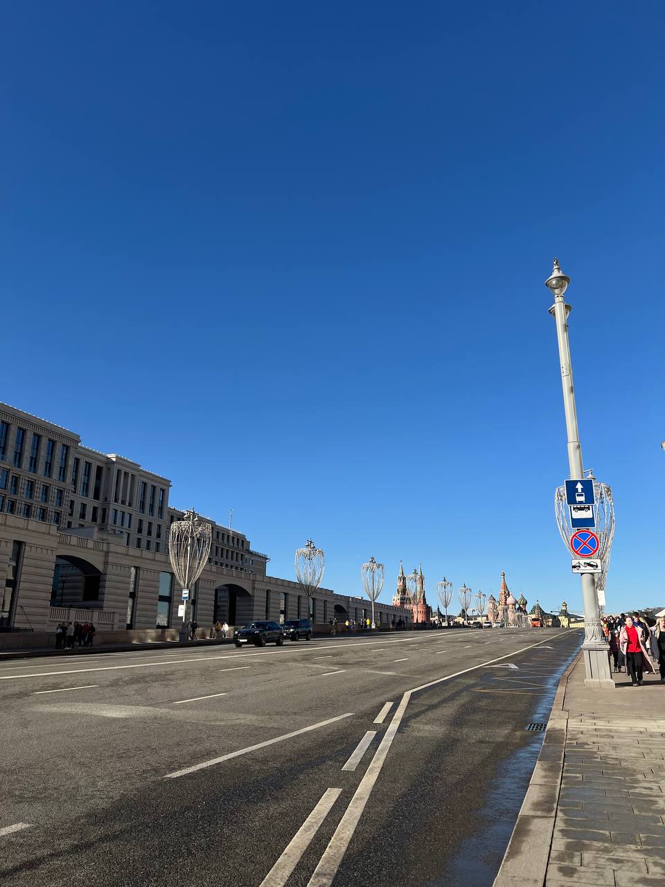 Лайфхаки, как вернуть себя в момент и забыть о работе
Танцы в комнате. Никак не отпускает работа? Включи любую песню, которая заставляет двигаться | Сетка — социальная сеть от hh.ru