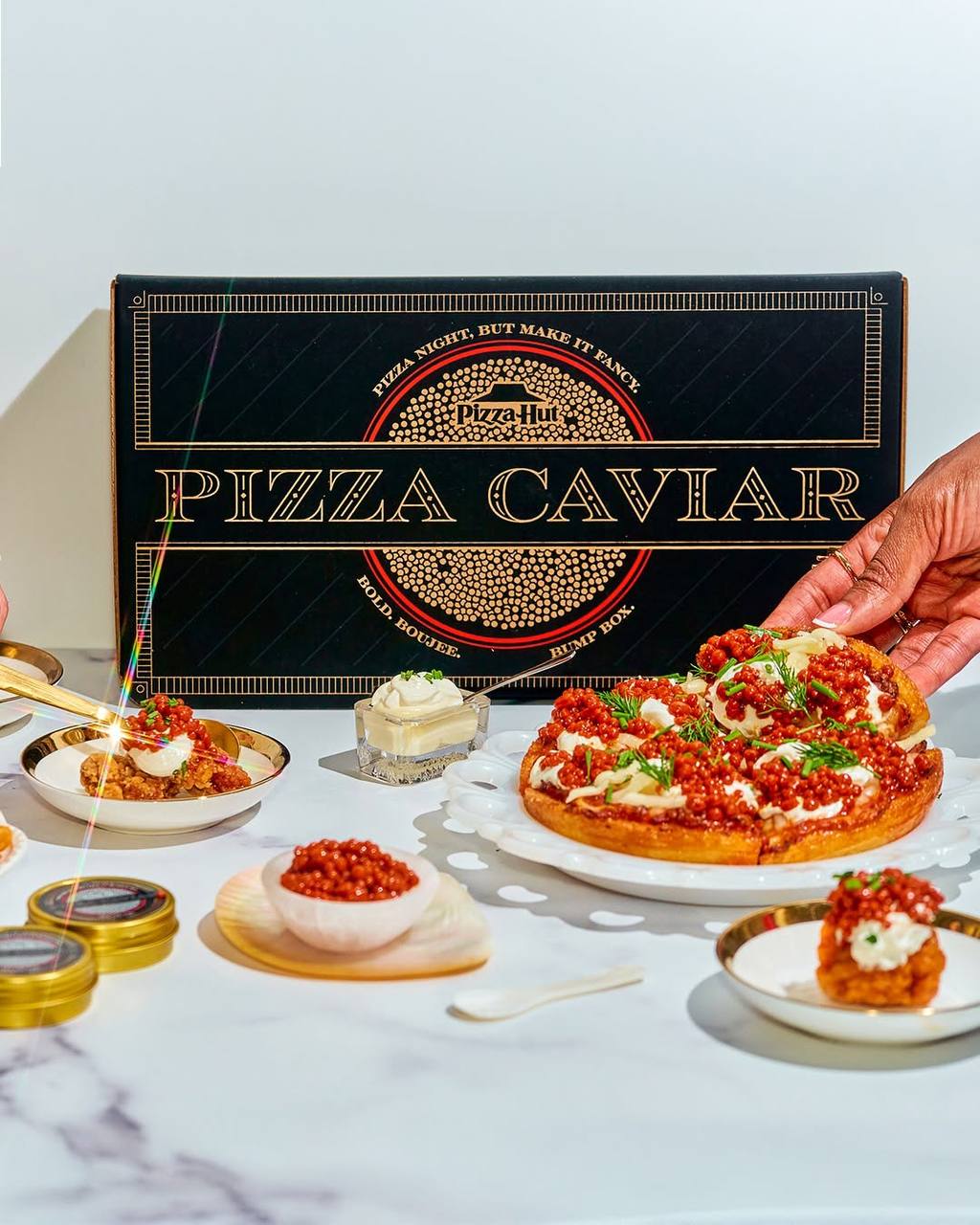 Ого, Pizza Hut решил вдариться по тяжелому люксу и с 10 по 12 апреля планирует выпускать пиццу с икрой. Но есть нюанс… это не обычная икра, а икра со вкусом ПЕППЕРОНИ | Сетка — социальная сеть от hh.ru
