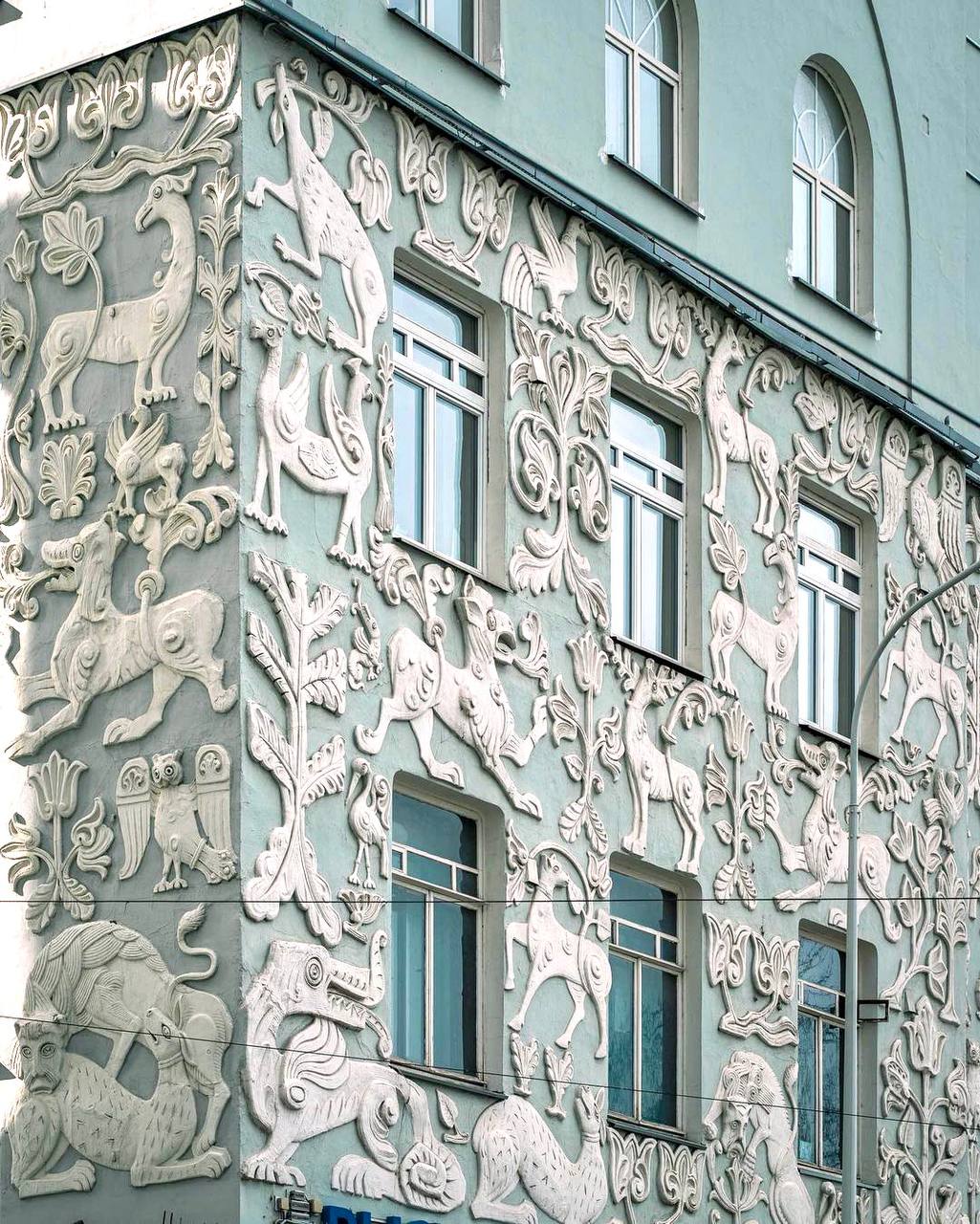 🏛Необычный фасад дома со зверями
Бывший доходный дом церкви Троицы на Грязех был построен в 1908-1909 гг. по проекту архитектора Л. Кравецкого | Сетка — социальная сеть от hh.ru