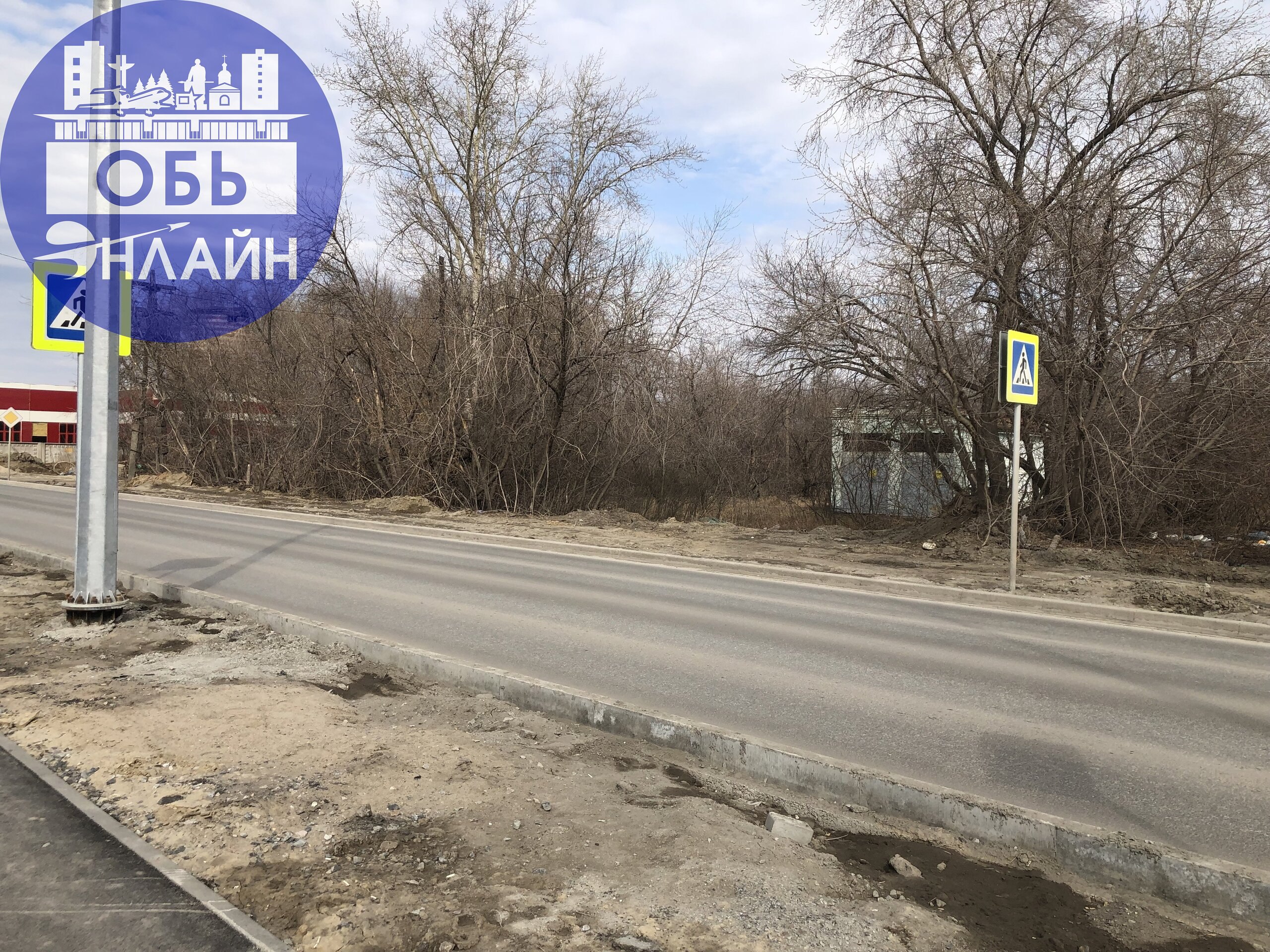 ↗ Прогулка от остановки Чайная до перекрестка с улицей Октябрьской. Ограждения на новой, не открытой ещё, дороге - во многих местах убиты. А сливы с дороги - я вообще молчу | Сетка — социальная сеть от hh.ru