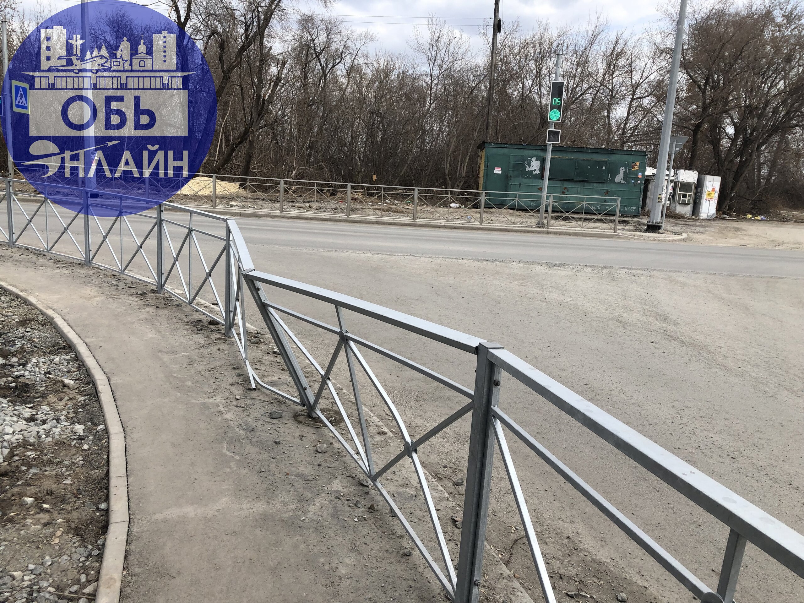 ↗ Прогулка от остановки Чайная до перекрестка с улицей Октябрьской. Ограждения на новой, не открытой ещё, дороге - во многих местах убиты. А сливы с дороги - я вообще молчу | Сетка — социальная сеть от hh.ru