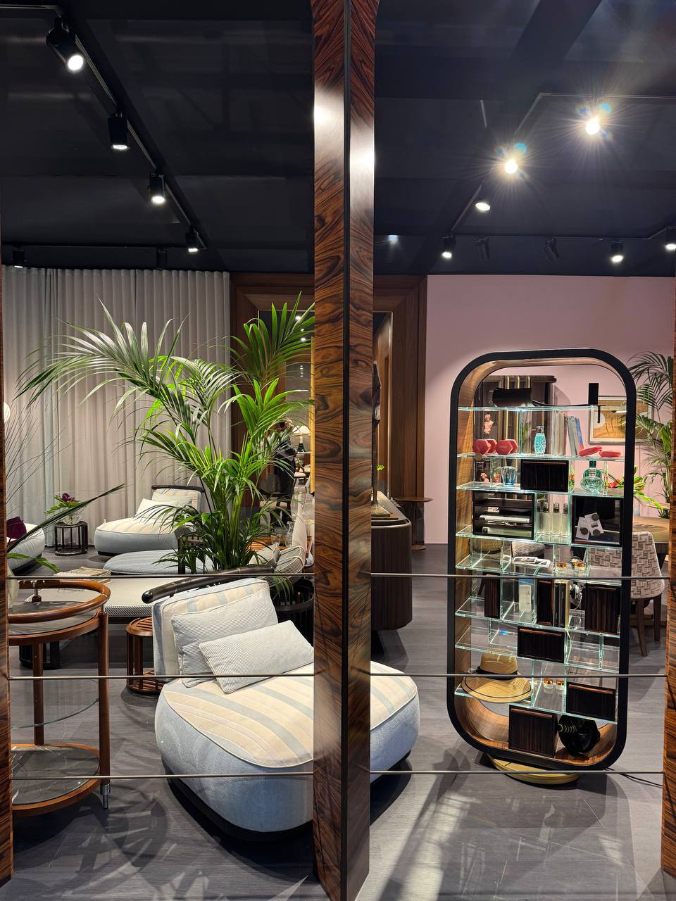 Made in Italy 🇮🇹 
Стенды на фото: 

Annibale Colombo
Giorgio Collection
Jumbo Collection 
Modenese Luxury Interiors
Arte Veneziana 
Bamax 

#события #milandesignweek2025 | Сетка — социальная сеть от hh.ru