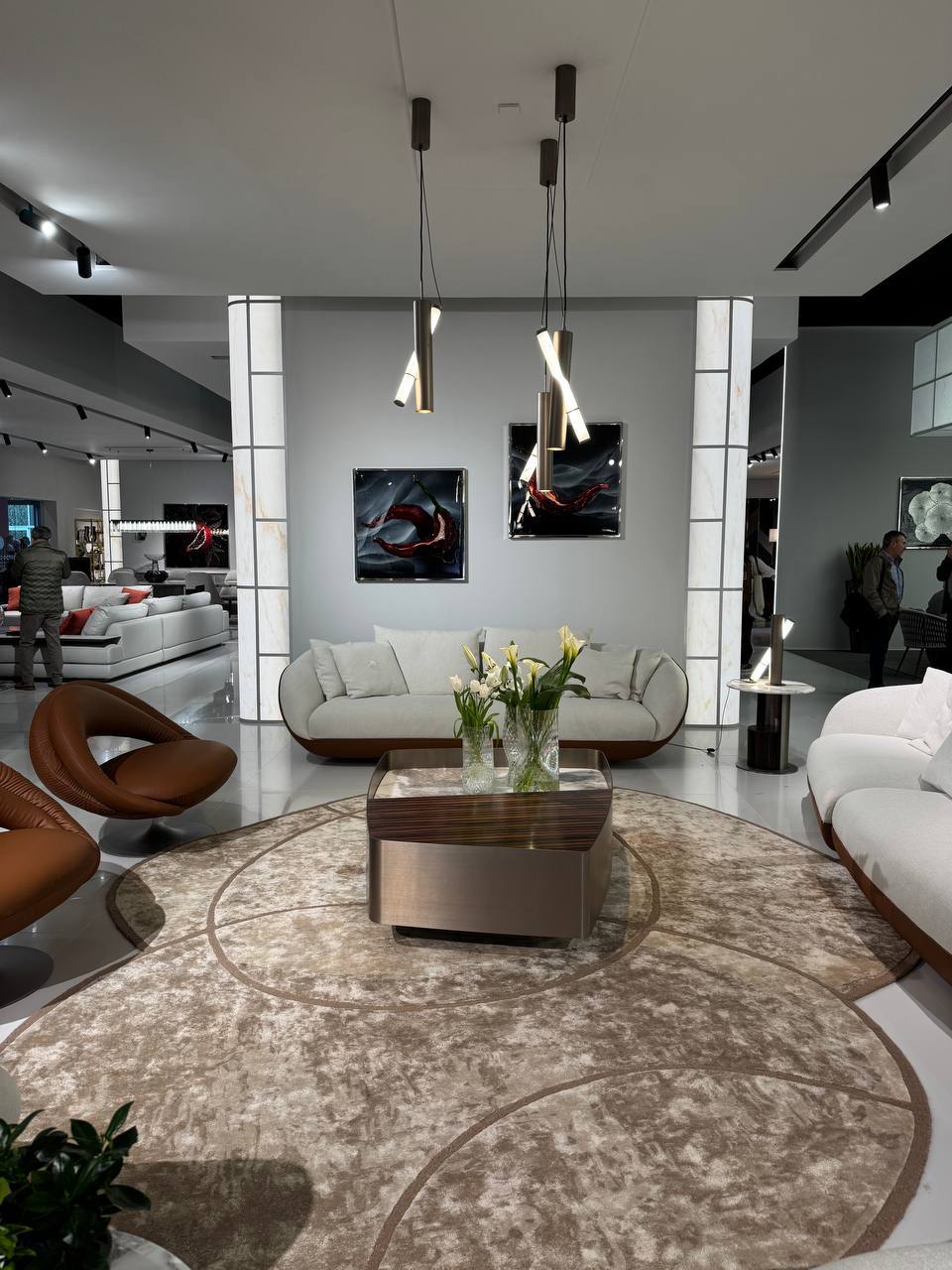 Made in Italy 🇮🇹 
Стенды на фото: 

Annibale Colombo
Giorgio Collection
Jumbo Collection 
Modenese Luxury Interiors
Arte Veneziana 
Bamax 

#события #milandesignweek2025 | Сетка — социальная сеть от hh.ru