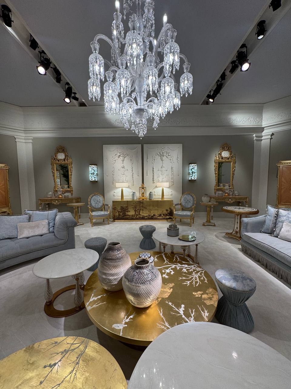 Made in Italy 🇮🇹 
Стенды на фото: 

Annibale Colombo
Giorgio Collection
Jumbo Collection 
Modenese Luxury Interiors
Arte Veneziana 
Bamax 

#события #milandesignweek2025 | Сетка — социальная сеть от hh.ru