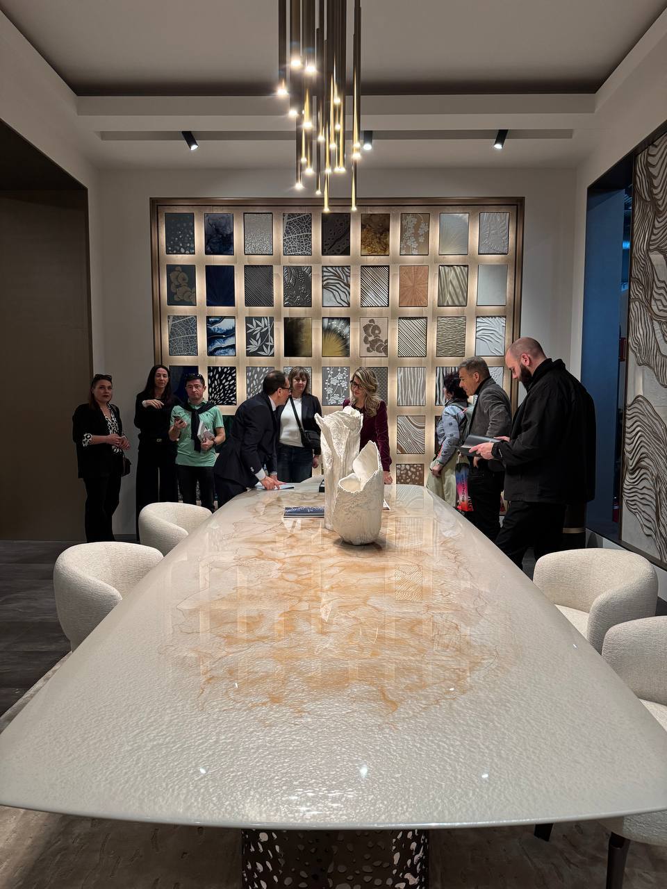 Бренд Alchymia приоткрывает двери в мир своих новинок.
#события #milandesignweek2025 | Сетка — социальная сеть от hh.ru