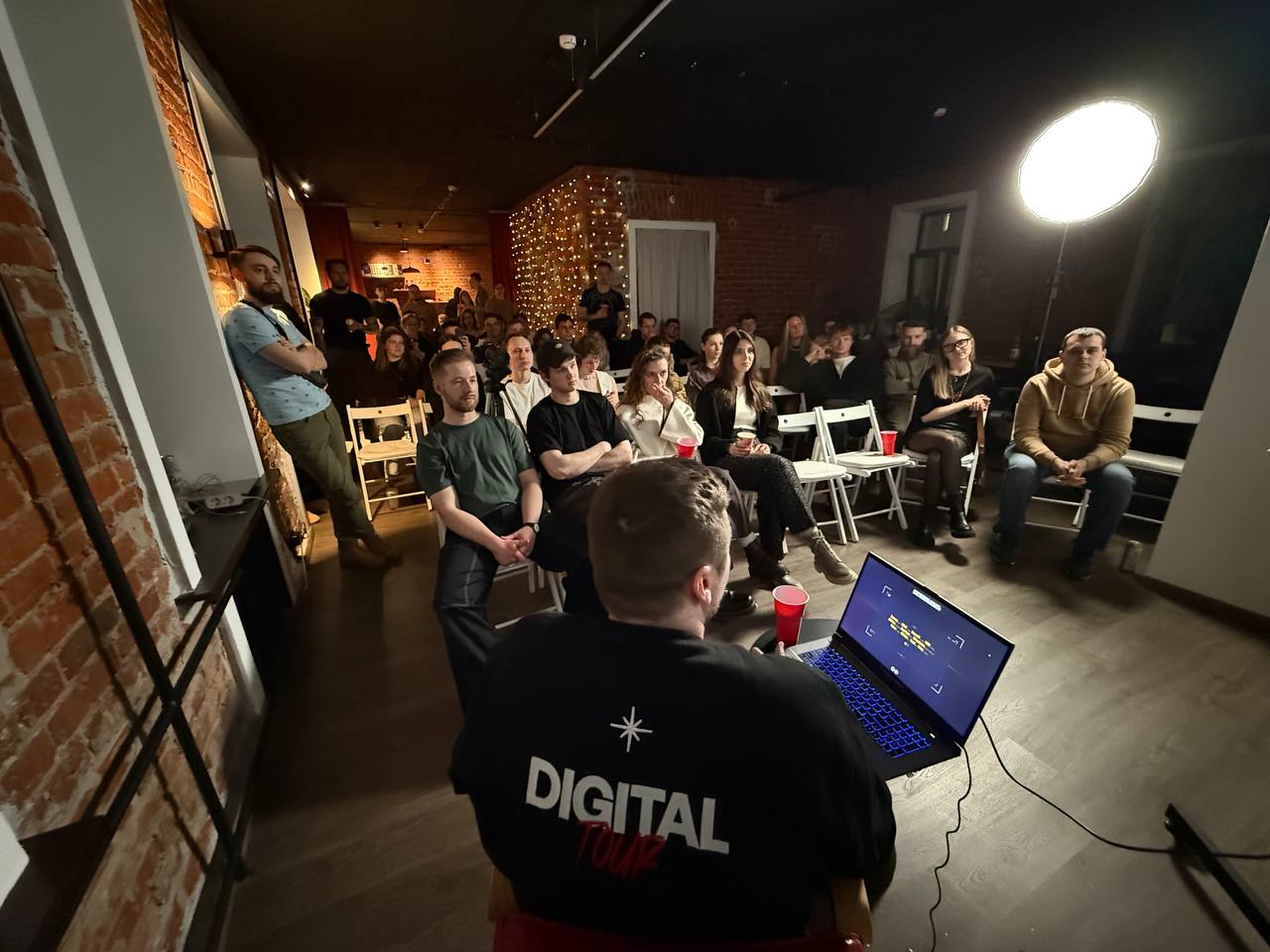 Москва – это было легендарно🤙
Хорошо, что я так много фотографировал и записывал видео, ибо нихуя не помню. Но все выступления я зафиксировал — расскажу кратенько обо всех | Сетка — социальная сеть от hh.ru
