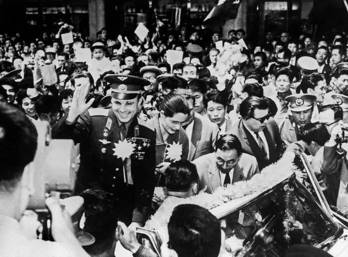 12 апреля 1961 г. Юрий Гагарин на космическом корабле «Восток-1» облетел земной шар. После его успешного возвращения началось триумфальное мировое турне, продолжавшееся целых три года | Сетка — социальная сеть от hh.ru