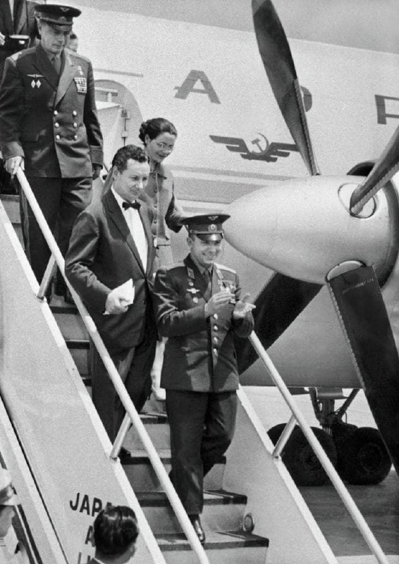 12 апреля 1961 г. Юрий Гагарин на космическом корабле «Восток-1» облетел земной шар. После его успешного возвращения началось триумфальное мировое турне, продолжавшееся целых три года | Сетка — социальная сеть от hh.ru