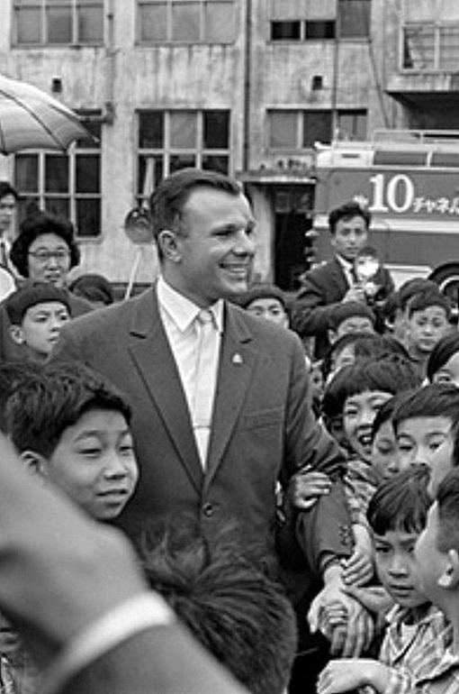 12 апреля 1961 г. Юрий Гагарин на космическом корабле «Восток-1» облетел земной шар. После его успешного возвращения началось триумфальное мировое турне, продолжавшееся целых три года | Сетка — социальная сеть от hh.ru
