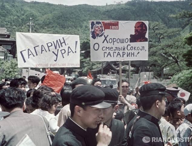 12 апреля 1961 г. Юрий Гагарин на космическом корабле «Восток-1» облетел земной шар. После его успешного возвращения началось триумфальное мировое турне, продолжавшееся целых три года | Сетка — социальная сеть от hh.ru