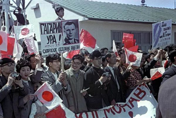 12 апреля 1961 г. Юрий Гагарин на космическом корабле «Восток-1» облетел земной шар. После его успешного возвращения началось триумфальное мировое турне, продолжавшееся целых три года | Сетка — социальная сеть от hh.ru