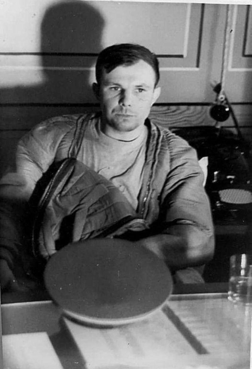 Обычно все любят фотографии Гагарина, сияющие белозубой улыбкой, весной, молодостью, радостью, обожанием миллионов землян | Сетка — социальная сеть от hh.ru