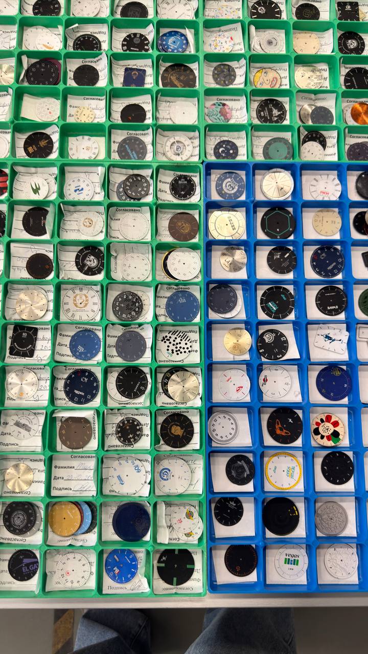 Про логотипы 
На днях мне повезло оказаться на персональной экскурсии по часовому заводу Луч, что в Минске. Был я там не просто так, об этом ещё успею рассказать, но меня особенно зацепил один момент | Сетка — социальная сеть от hh.ru