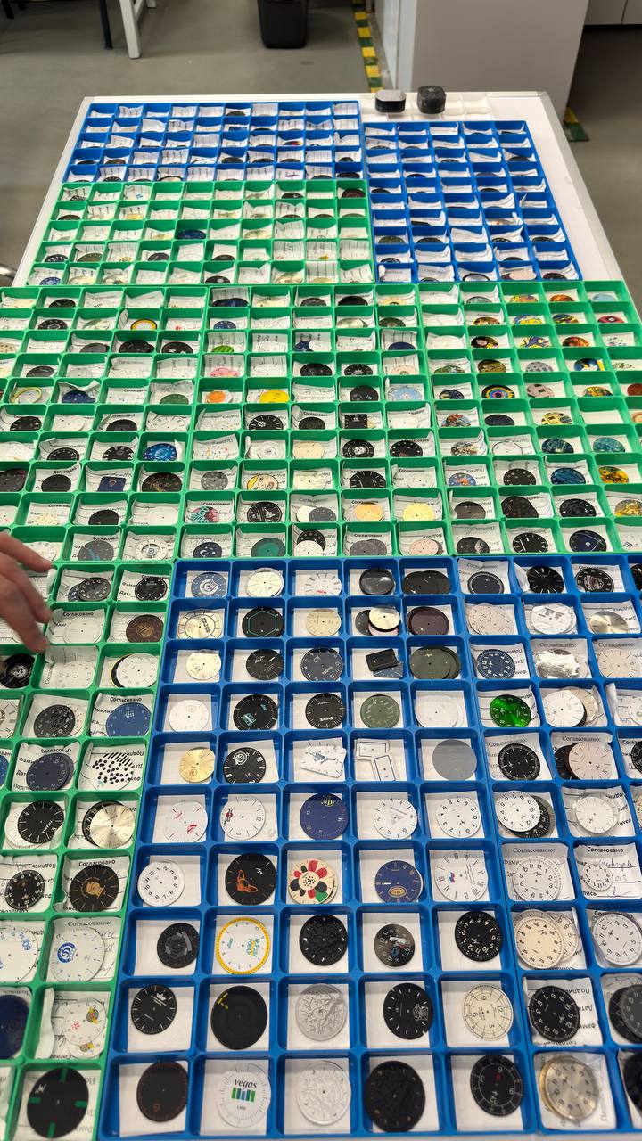 Про логотипы 
На днях мне повезло оказаться на персональной экскурсии по часовому заводу Луч, что в Минске. Был я там не просто так, об этом ещё успею рассказать, но меня особенно зацепил один момент | Сетка — социальная сеть от hh.ru