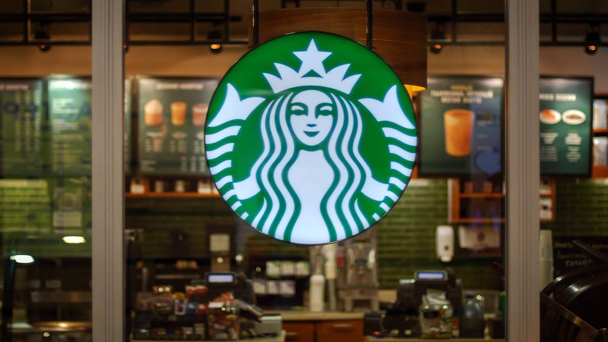 Как к себе домой. Сеть Starbucks открывает самую большую кофейню в Испании. И делает это на «Сантьяго Бернабеу» – стадионе мадридского «Реала» | Сетка — социальная сеть от hh.ru