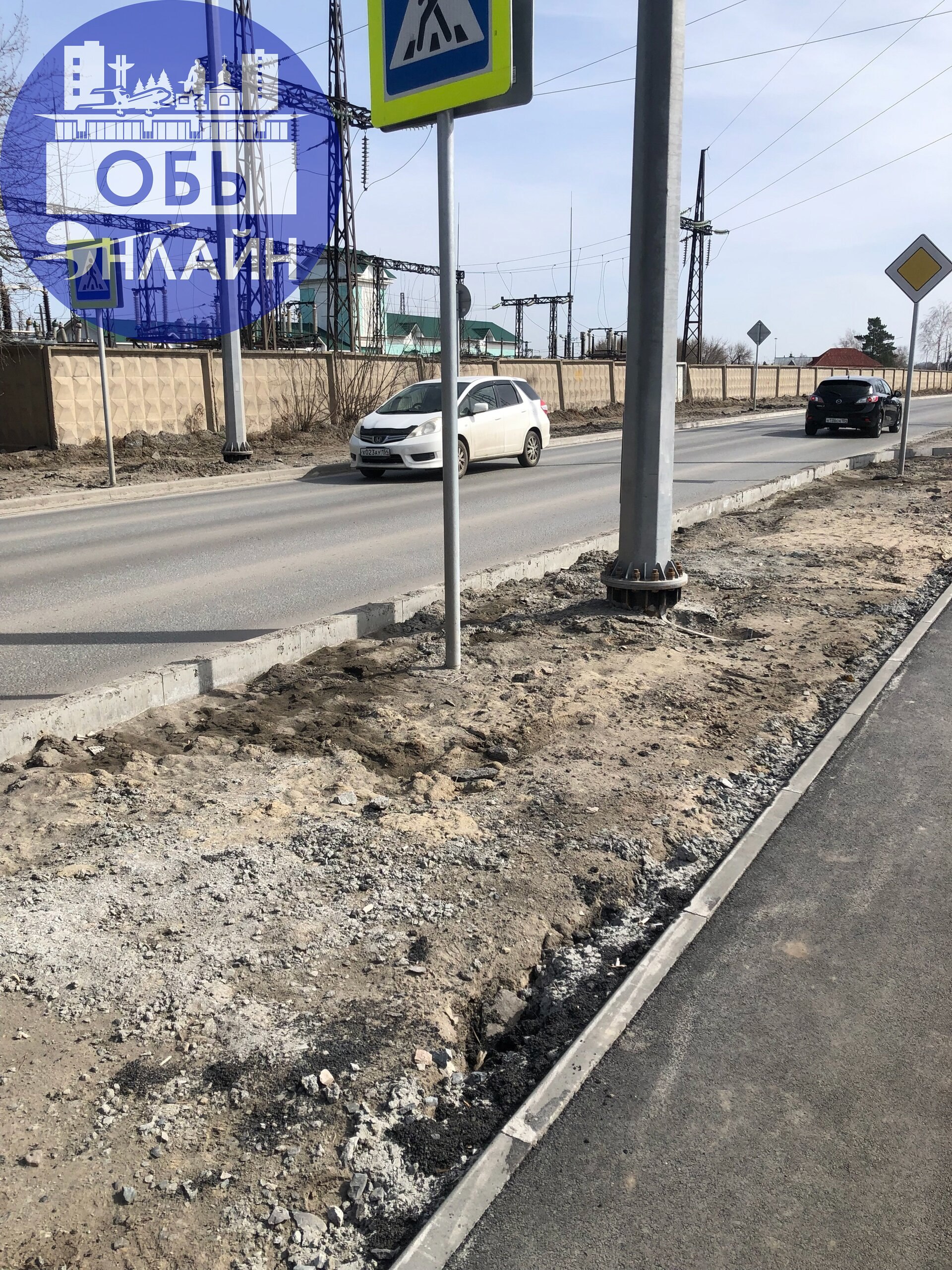 ↗ В продолжении темы знаменитого пешеходного в сторону вокзала Обь со стороны Южной части города.
Даже если дорога в никуда, как к ней будут проходить? Столбик со знаком есть - а тропинка то где?
vk | Сетка — социальная сеть от hh.ru