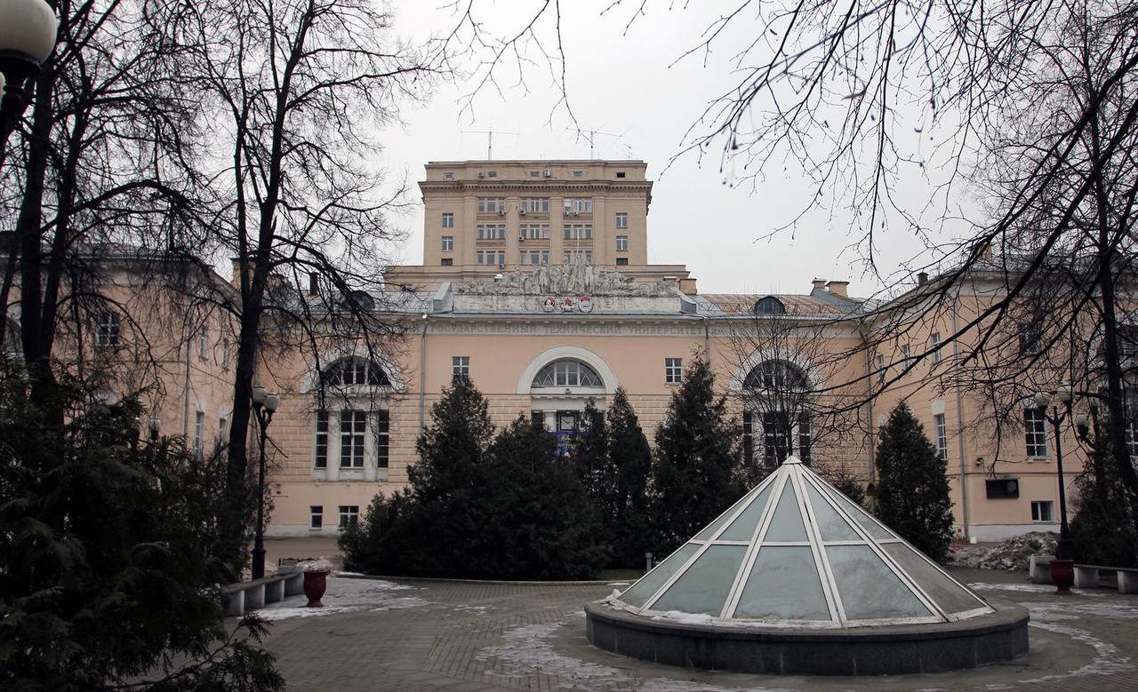 Бауманка
Вчера, я читала лекцию для студентов МГТУ им. Баумана. В зале сидели будущие программисты — те самые, благодаря которым наш быт становится проще, а нейросети — быстрее | Сетка — социальная сеть от hh.ru