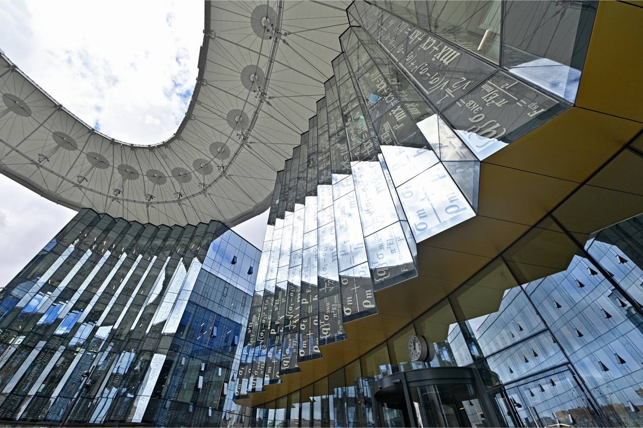 Бауманка
Вчера, я читала лекцию для студентов МГТУ им. Баумана. В зале сидели будущие программисты — те самые, благодаря которым наш быт становится проще, а нейросети — быстрее | Сетка — социальная сеть от hh.ru