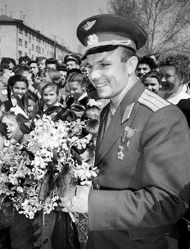 После первого в истории полета в космос Юрий Гагарин стал самым известным человеком на планете | Сетка — социальная сеть от hh.ru