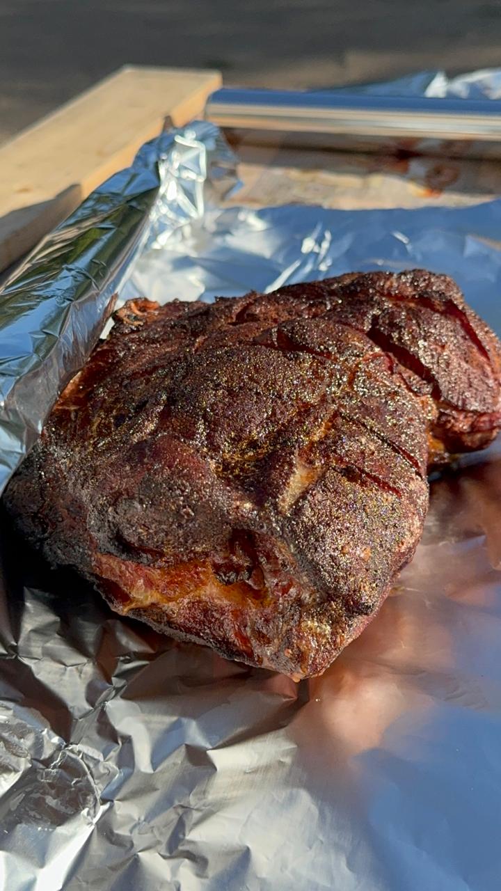 Сегодня на гриле — рваная свинина (pulled pork)
Традиционное воскресное мясо. Делаем классику южного BBQ.
🧂 Свинина — шея | Сетка — социальная сеть от hh.ru