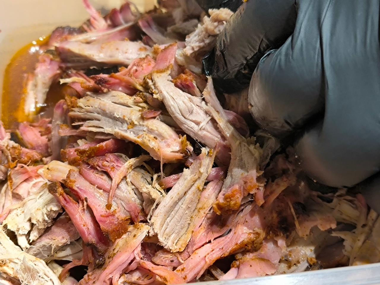 Сегодня на гриле — рваная свинина (pulled pork)
Традиционное воскресное мясо. Делаем классику южного BBQ.
🧂 Свинина — шея | Сетка — социальная сеть от hh.ru