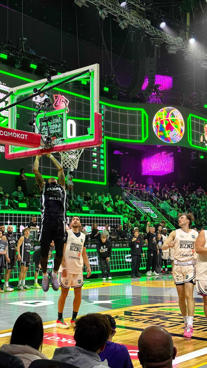 В минувшие выходные впервые оказался на медиаспорте, а именно на Лига Ставок Media Basket.
Это что-то. Свет, звук, эффекты, интро команд и атмосфера праздника и дружбы | Сетка — социальная сеть от hh.ru