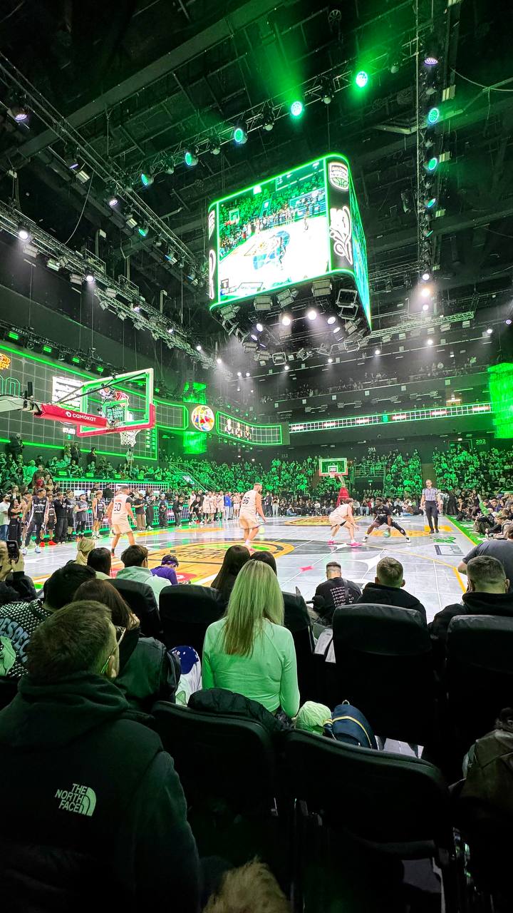 В минувшие выходные впервые оказался на медиаспорте, а именно на Лига Ставок Media Basket.
Это что-то. Свет, звук, эффекты, интро команд и атмосфера праздника и дружбы | Сетка — социальная сеть от hh.ru