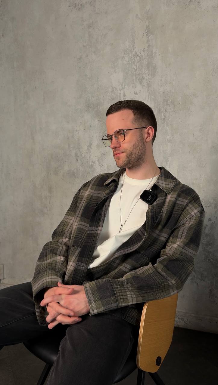 Кейс: одно действие — и всё меняется
🕑 Разбор: 2 часа
Предпринимательница с двумя магазинами канцтоваров и кофейней обратилась с запросом:
«Хочу усилить маркетинг | Сетка — социальная сеть от hh.ru